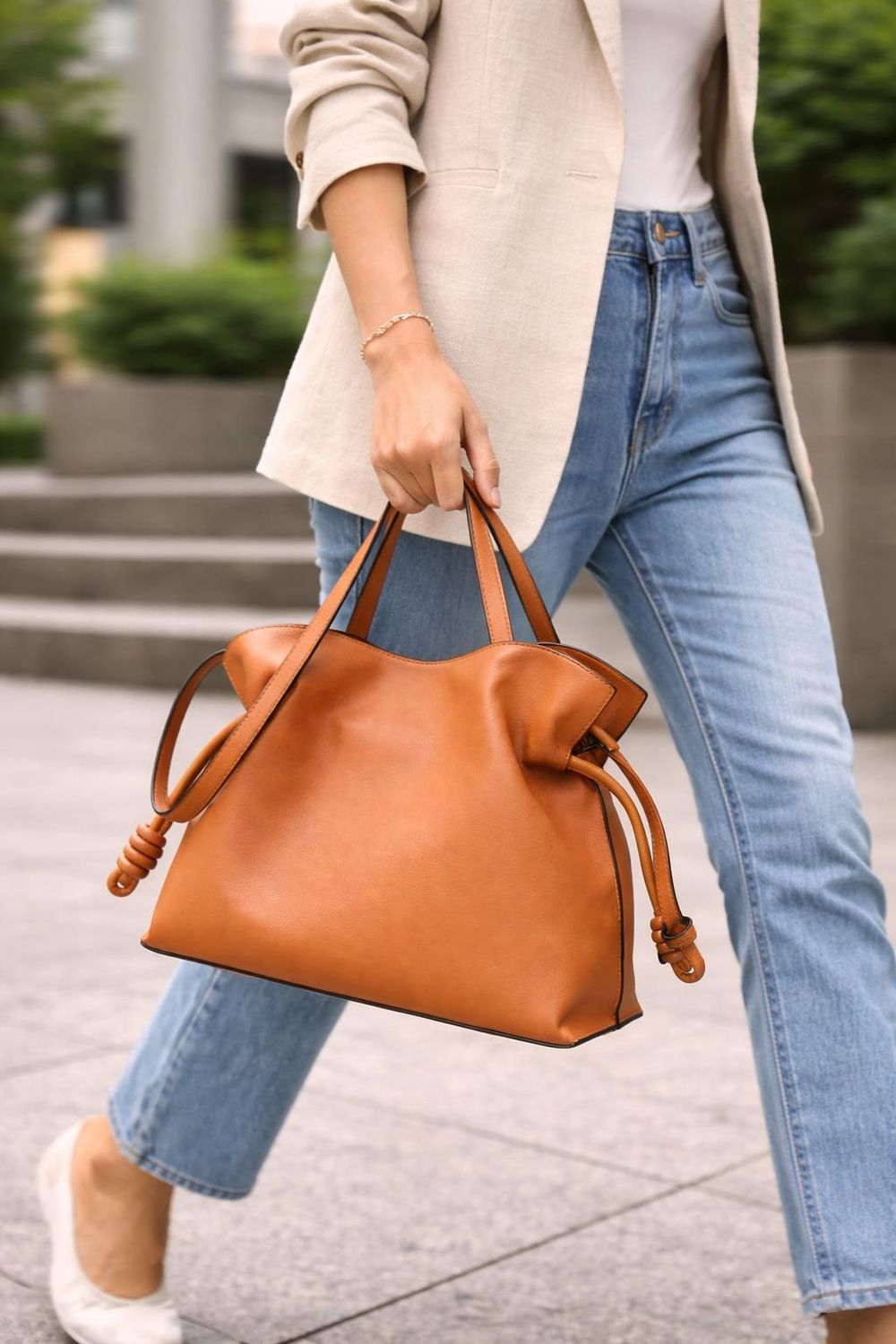 Caramel Color Leather Crossbody Bag – Cloud detail photo 2