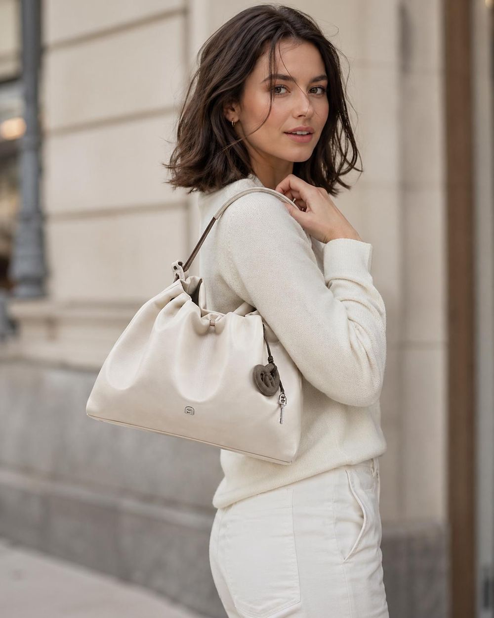 Women’s Leather Hobo Bag detail photo 2